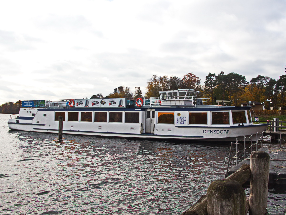 Bad Saarow am Scharmützelsee liegt das Fahrgastschiff Diensdorf am 06. November 2021.