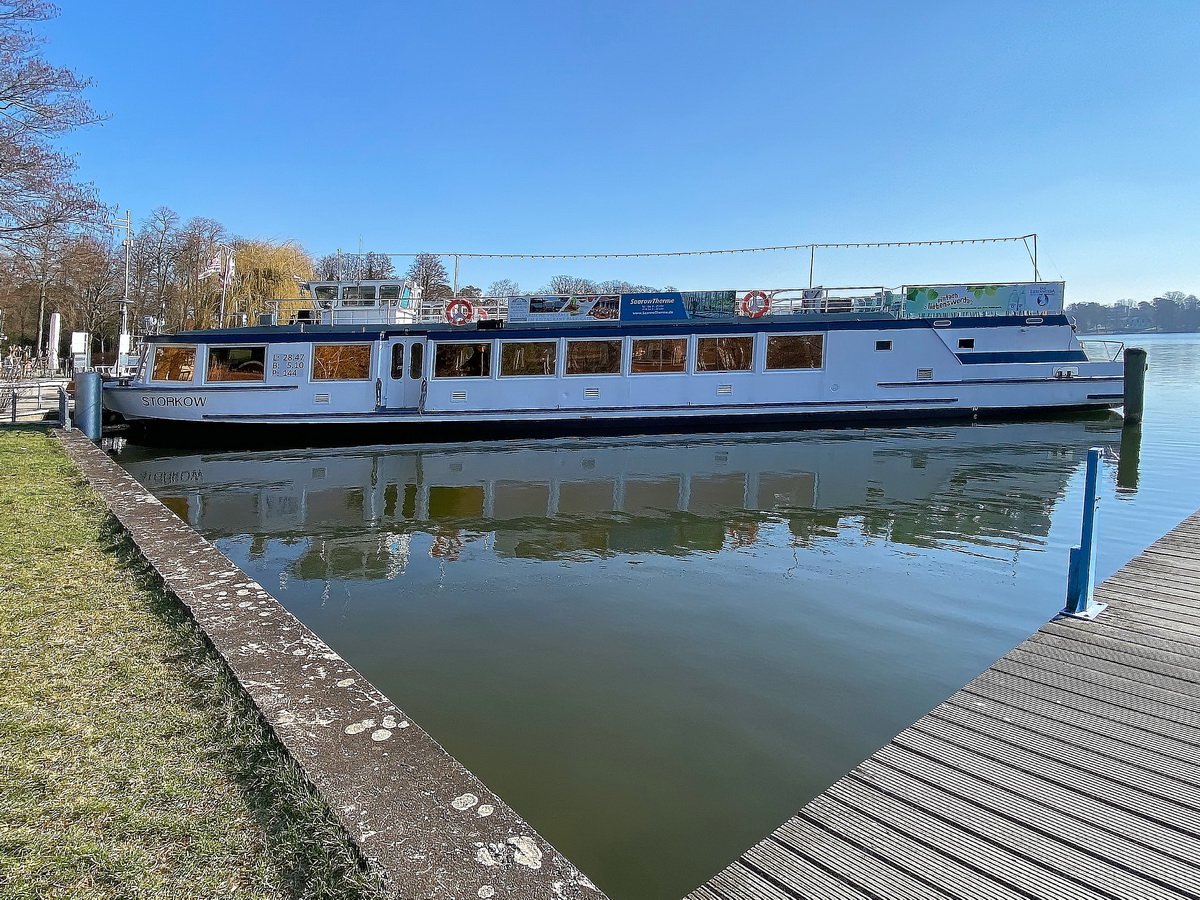 Bad Saarow am Scharmützelsee liegt der Ausflugsdampfer Storkow am 05. März 2022.