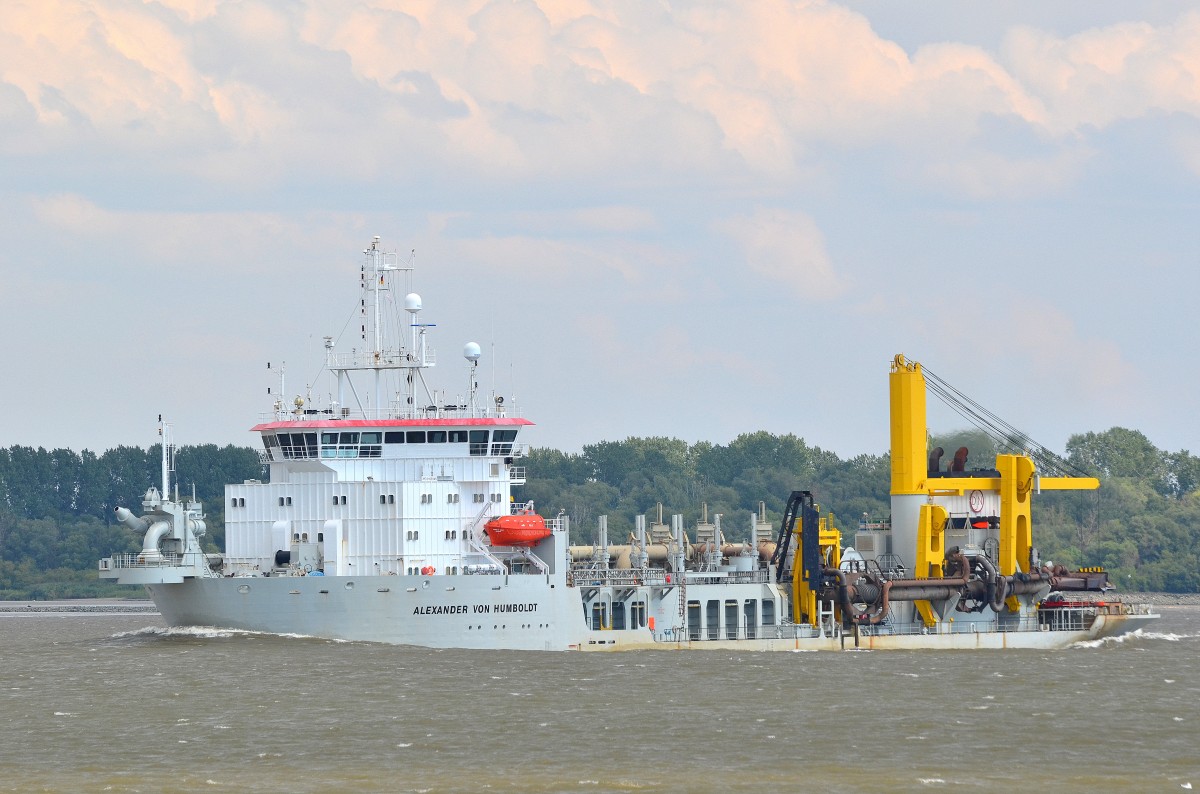 Bagger Alexander Von Humboldt IMO-Nummer:9166845 Flagge:Luxemburg Länge:129.0m Breite:24.0m Baujahr:1998 Bauwerft:Krupp Fördertechnik,Lübeck Deutschland am 23.08.15 auf der Elbe vor Lühe aufgenommen.