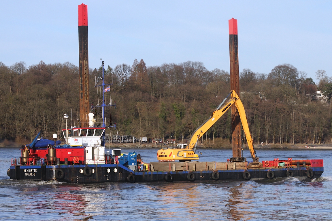 Bagger- und Arbeitsschiff HENRIETTE (MMSI:211294420); Datum: 02.03.2026; Aufnahmeort: Elbe/Hafen Hamburg, Deutschland.