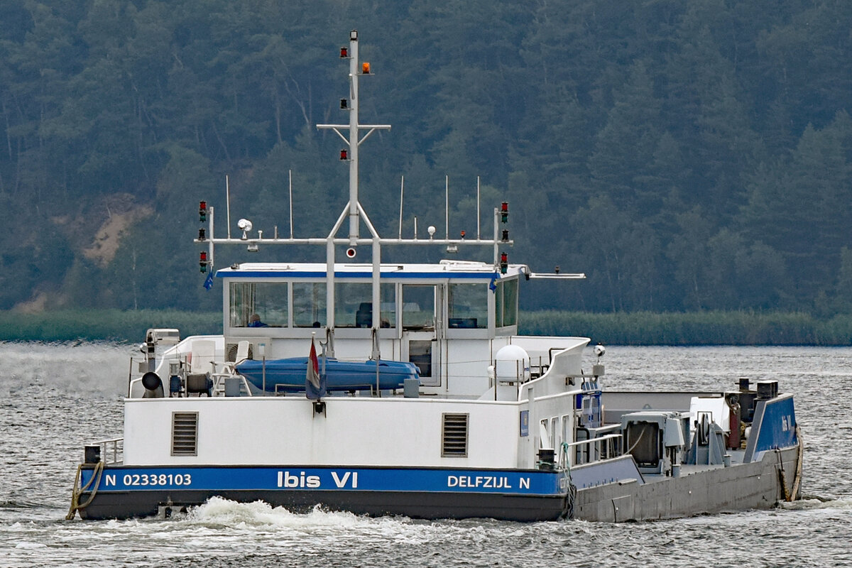 Bagger- und Arbeitsschiff IBIS VI am 13.08.2021 auf der Trave bei Lübeck-Schlutup