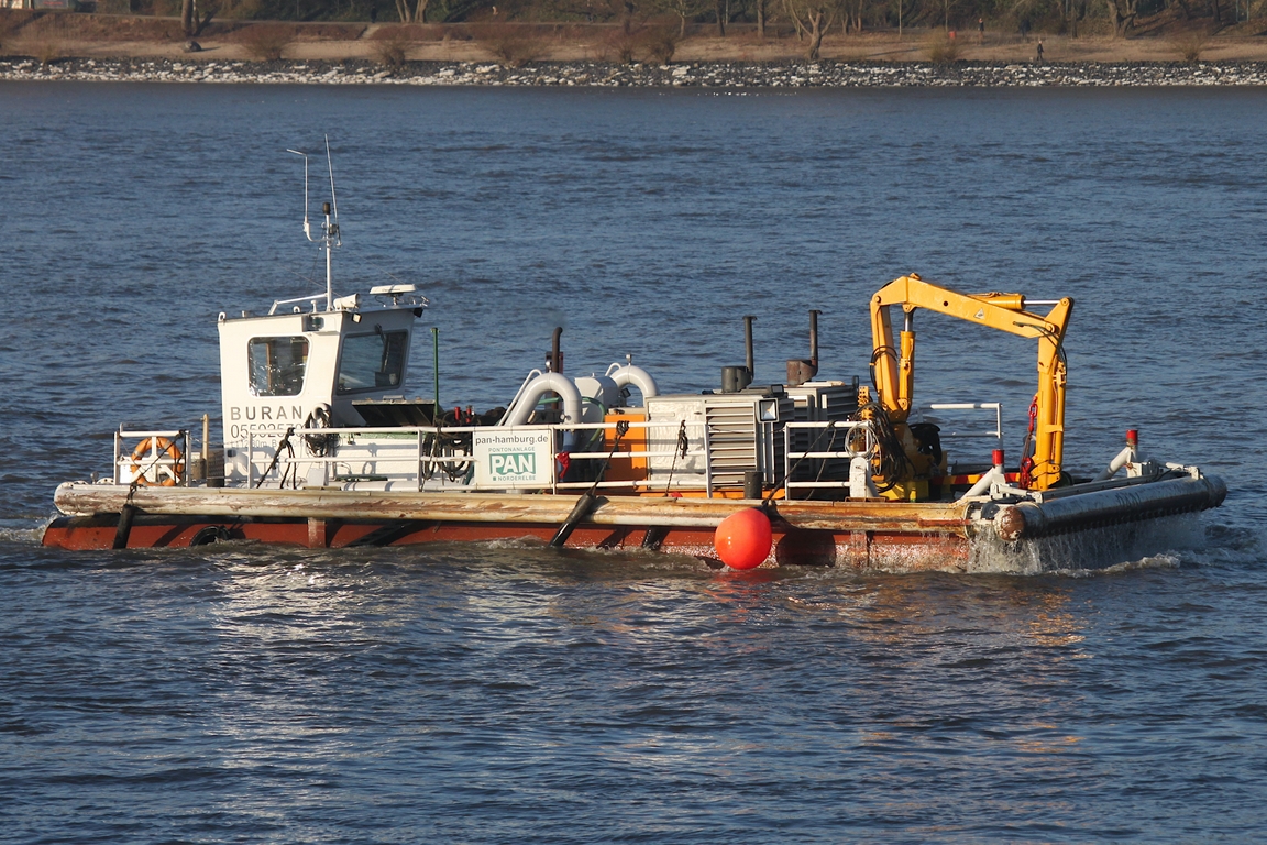 Bagger BURAN (ENI 05502570 ); Eigner/Betreiber: Pontonanlage Norderelbe; Datum: 20.01.2026; Aufnahmeort: Elbe/Hafen Hamburg, Deutschland.