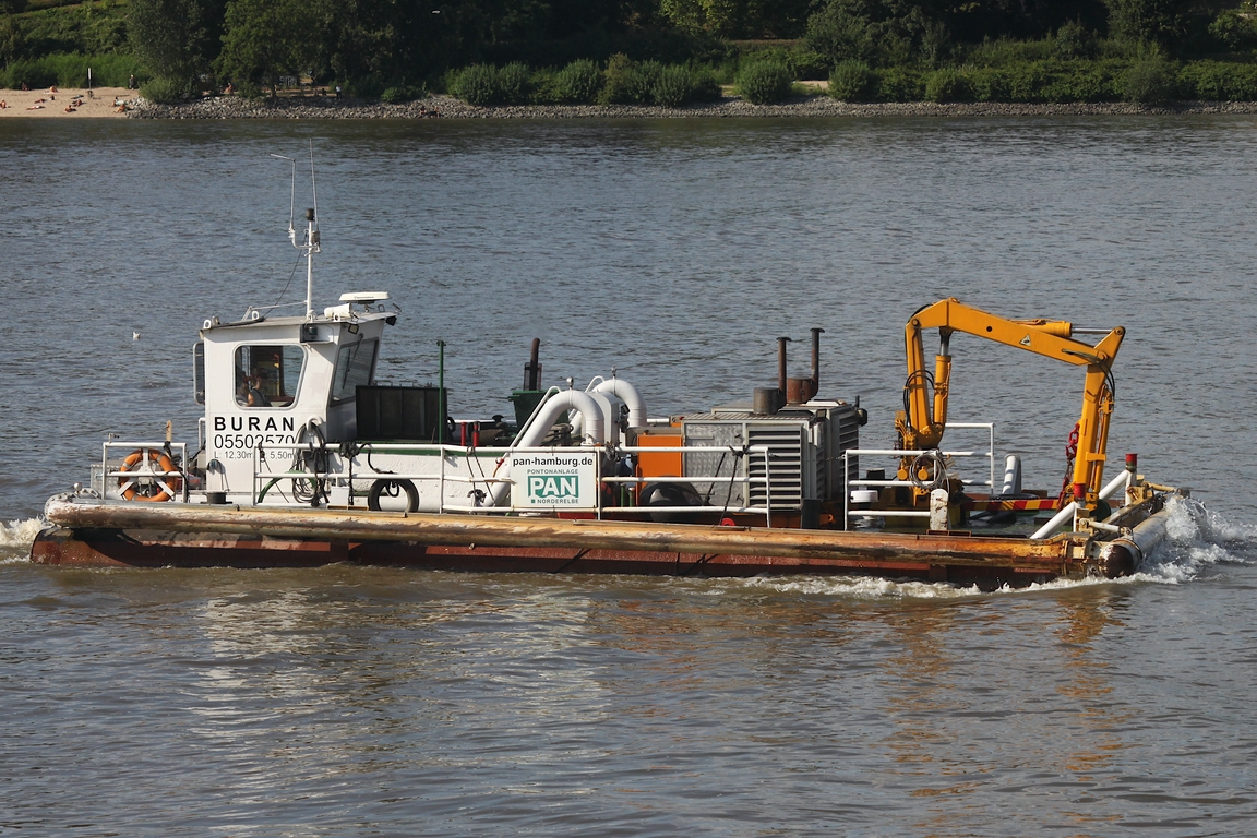Bagger BURAN (ENI 05502570 ); Eigner/Betreiber: Pontonanlage Norderelbe; Datum: 02.08.2026; Aufnahmeort: Elbe/Hafen Hamburg, Deutschland. 