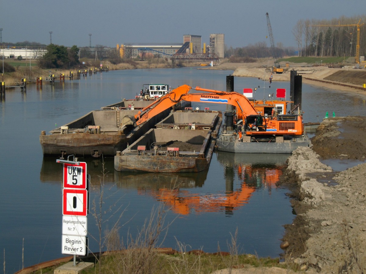 Bagger Cat 365C  hält  die angekommenen leeren SL fest , das SB Bizon-0-167 kann losmachen und die  Seite wechseln  zu den beladenen SLern. Baustelle Zerben im EHK am 14.03.2014