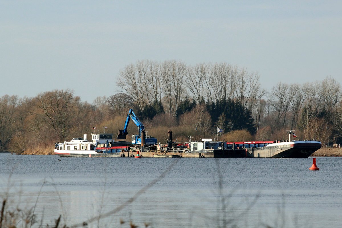 Baggerarbeiten im Mündungsbereich des Havelkanales zum Sacrow-Paretzer-Kanal / UHW am 15.01.2018. GMS Zerberus (04013780) hatte am Ponton 6 (04010640) der Fa.Hülskens festgemacht und wurde beladen.