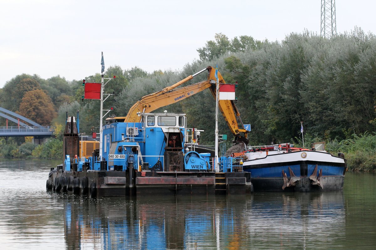 Baggerarbeiten im Sacrow-Paretzer-Kanal (UHW) bei Marquardt / Schlänitzsee am 20.10.2016. Das Baggerschiff F Amstetten , 04030480 , 26,52 x 9,42m , belädt das GMS Angelus-Dei (04001670) mit Aushubmaterial.  