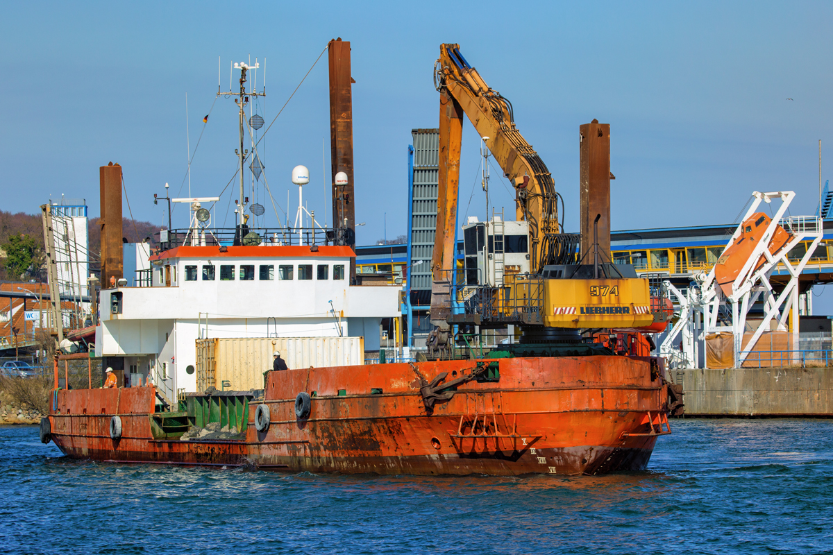 Baggerschiff GRETE FIGHTER (IMO 7944762) anlegend im Sassnitzer Hafen. - 08.04.2019