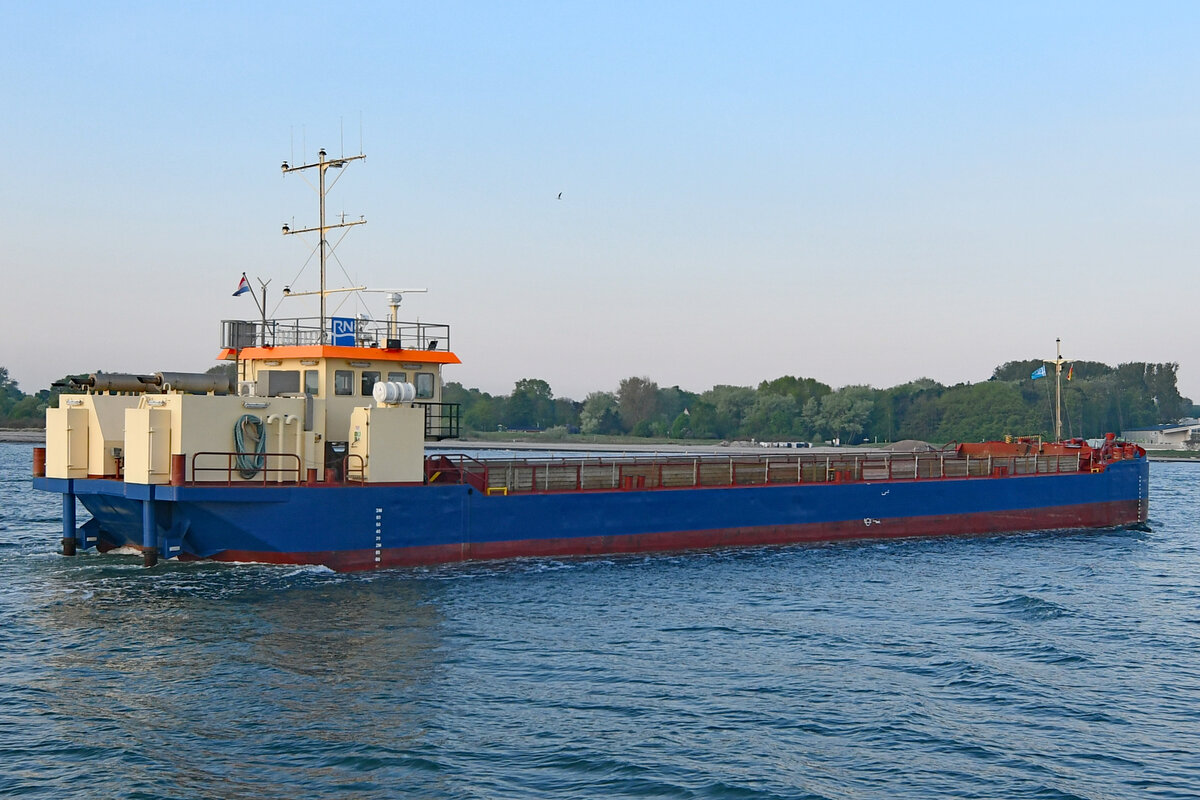 Baggerschiff HUGIN R (IMO: 8882430) am 15.05.2023 in Lübeck-Travemünde