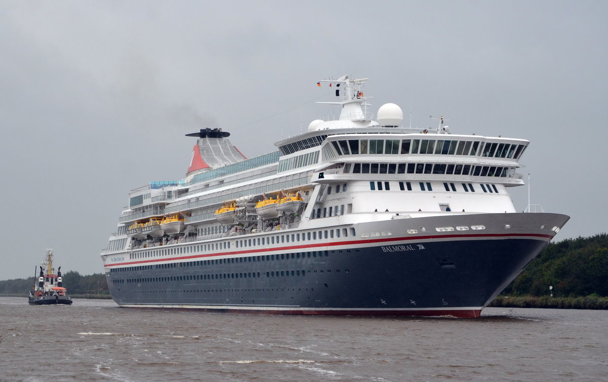 Balmoral, Kreuzfahrtschiff, von der Fred Olsen Reederei die MS Balmoral. Erst 2008 renoviert ist die 1988 gebaute Balmoral neu gerüstet, um Kreuzfahrten zu einem Erfolg zu machen, egal in welchem Gebiet auf der Welt sie unterwegs ist. In 738 eleganten komfortablen Kabinen finden 1340 Passagiere Platz. Baujahr: 1988, Bauwerft: Meyer Werft, Papenburg Deutschland. Sie ist 217,91 m lang und 32,20 m breit, hat eine GT/BRZ von 43.537 und bietet 1.340 Passagieren und 510 Besatzungsmitgliedern Platz. Heimathafen ist Nassau (Bahamas). Frühere Namen: CROWN ODYSSEY, NORWEGIAN CROWN. Schlepper WAL hinten an, wegen starkem Wind die Spur halten. Am 04.10.17 bei Burg am NOK.