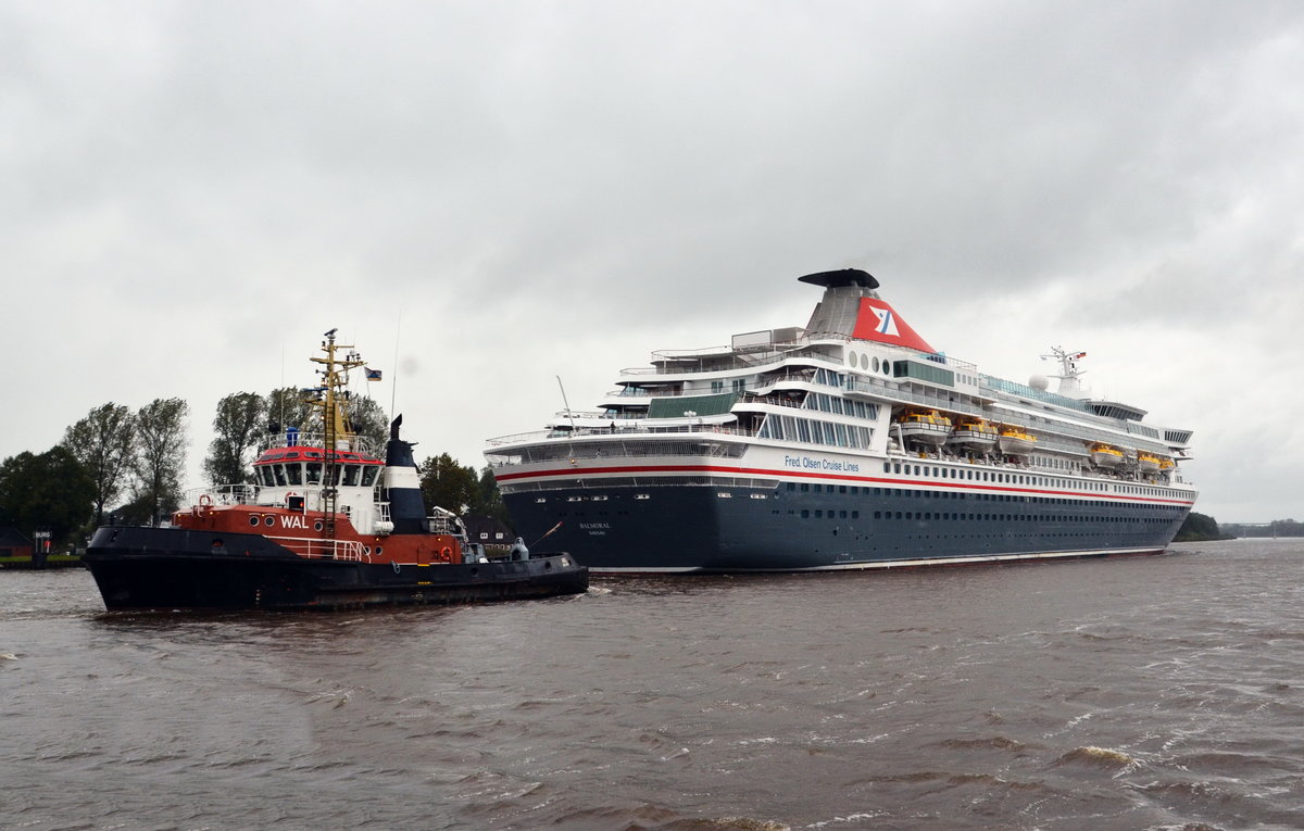 Balmoral, Kreuzfahrtschiff, von der Fred Olsen Reederei die MS Balmoral. Erst 2008 renoviert ist die 1988 gebaute Balmoral neu gerüstet, um Kreuzfahrten zu einem Erfolg zu machen, egal in welchem Gebiet auf der Welt sie unterwegs ist. In 738 eleganten komfortablen Kabinen finden 1340 Passagiere Platz. Baujahr: 1988, Bauwerft: Meyer Werft, Papenburg Deutschland. Sie ist 217,91 m lang und 32,20 m breit, hat eine GT/BRZ von 43.537 und bietet 1.340 Passagieren und 510 Besatzungsmitgliedern Platz. Heimathafen ist Nassau (Bahamas). Frühere Namen: CROWN ODYSSEY, NORWEGIAN CROWN. Schlepper WAL hinten an, wegen starkem Wind die Spur halten. Am 04.10.17 bei Burg am NOK.