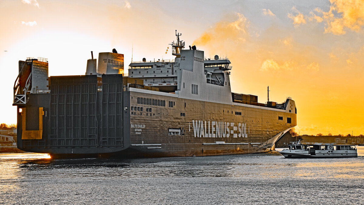 BALTIC ENABLER (IMO 9884681) am 08.01.2023 im Licht der untergehenden Sonne in Lübeck-Travemünde einlaufend