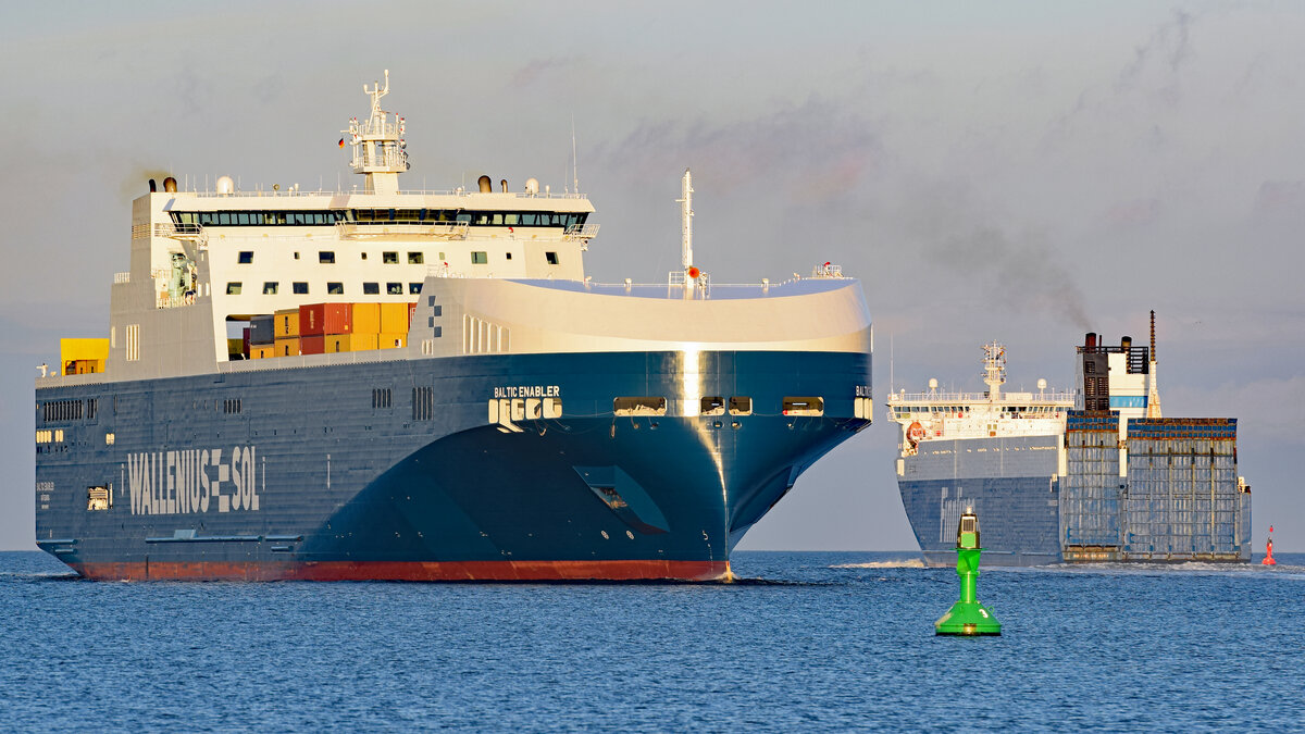 BALTIC ENABLER (IMO 9884681) und FINNBREEZE (Finnlines) am 08.01.2023 in der Ostsee vor Lübeck-Travemünde