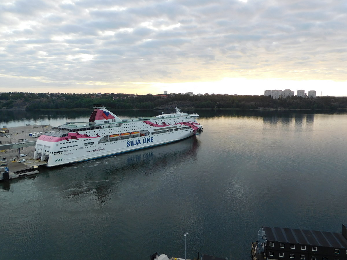 Baltic Princess von Silja Line vom Hotelzimmer des Stockholmer  Scandic Ariadne  am frühen Morgen des 02.08.19 fotografiert. Wenig später ging's mit ihr in Richtung Mariehamn! 