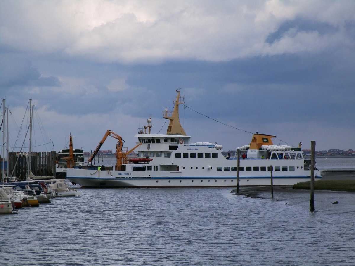 BALTRUM I  (IMO 7600562 , 45,56 x 12,00m) am 07.06.2020 beim Drehen bei auflaufendem Wasser im engen Hafen von Neßmersiel.