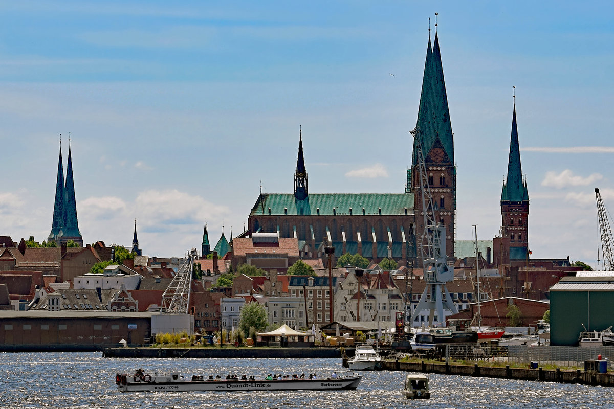 BARBAROSSA (Quandt-Linie) am 31.05.2020 in Lübeck. Hafenrundfahrt am Pfingstsonntag bei Sonnenschein.