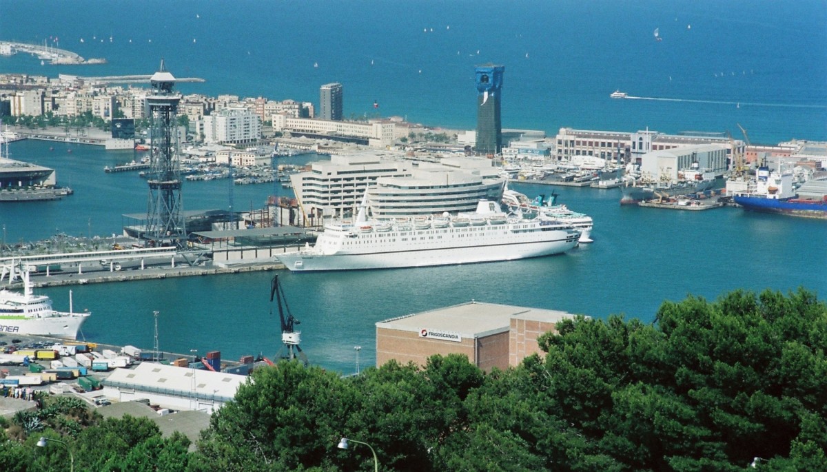 BARCELONA (Provinz Barcelona), 16.06.2000, Blick vom Montjuïc auf ein unbekanntes Passagierschiff im Hafen