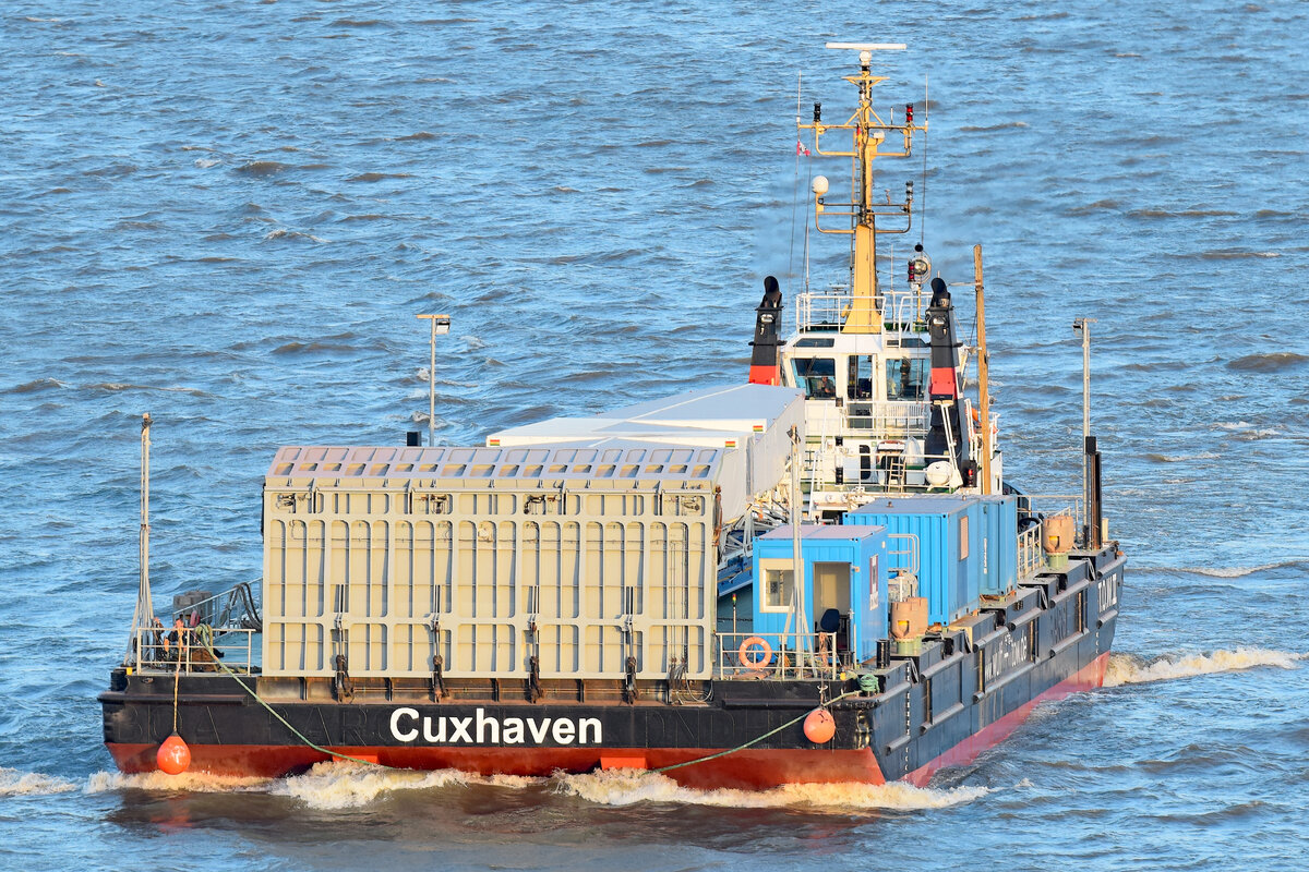 Barge T.O.W. II am 02.09.2022 auf der Elbe