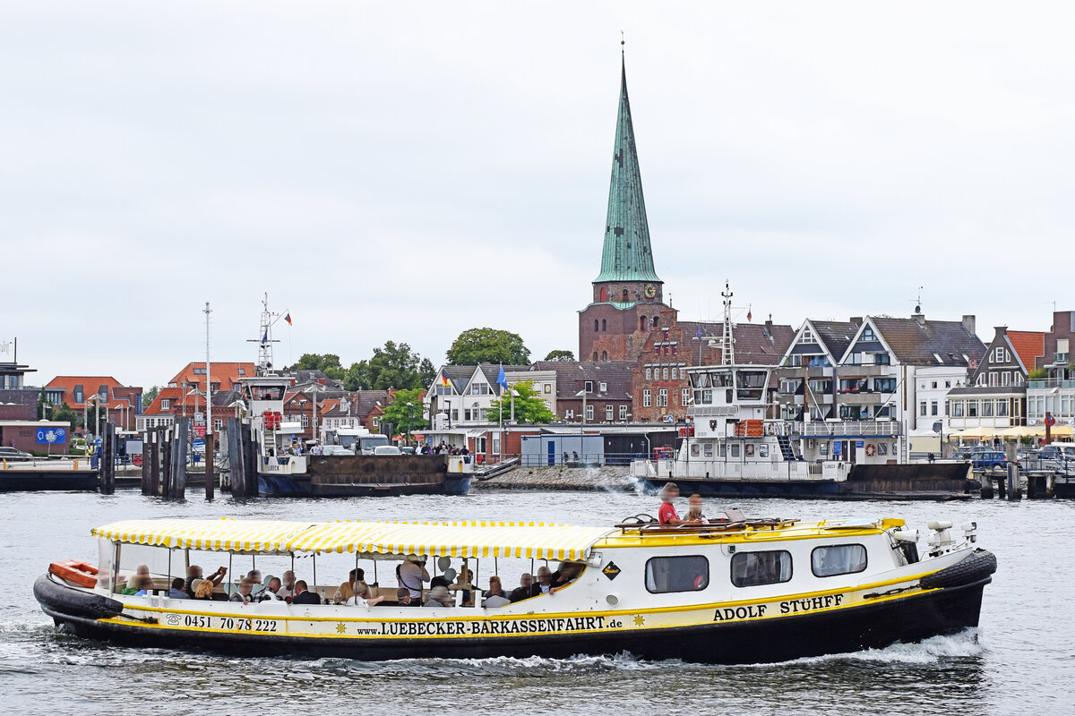 Barkasse ADOLF STÜHFF (1964 Wolkau Werft Hamburg) am 27.08.2022 im Hafen von Lübeck-Travemünde