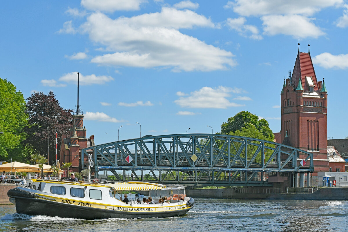 Barkasse ADOLF STÜHFF am 15.05.2022 im Hafen von Lübeck (hier bei der Burgtorbrücke)