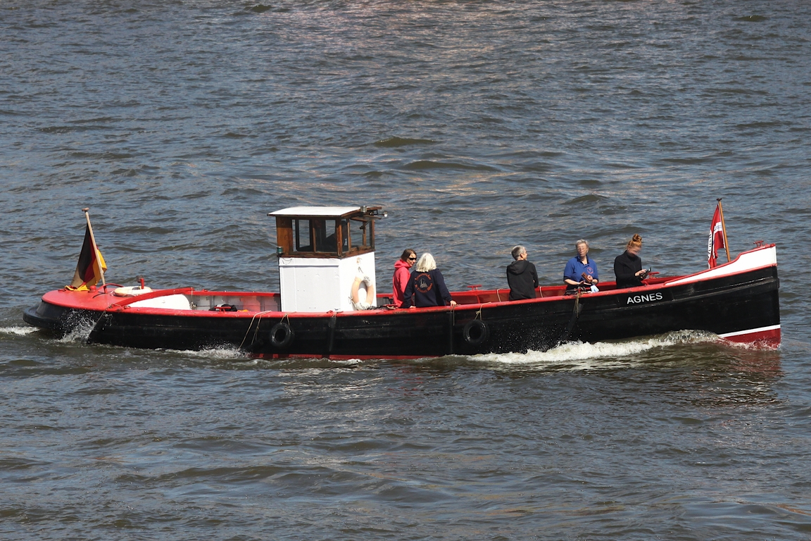 Barkasse AGNES (H 11539) ); Eigner/Betreiber: privat/Museum; Datum: 09.05.2026; Aufnahmeort: Elbe/Hafen Hamburg, Deutschland. Das Bild entstand anl�sslich des 837. Hafengeburtstags.