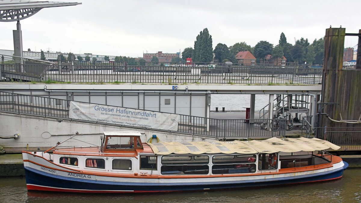 Barkasse ANDREA G am 16.09.2021 in Hamburg. Baujahr 1910, Bauwerft Breuning, Länge 15,70 m, Breite 3,20 m, Tiefgang 1,20 m, Leistung 90 PS, Fahrgäste 59, ENI-Nr. 5114250