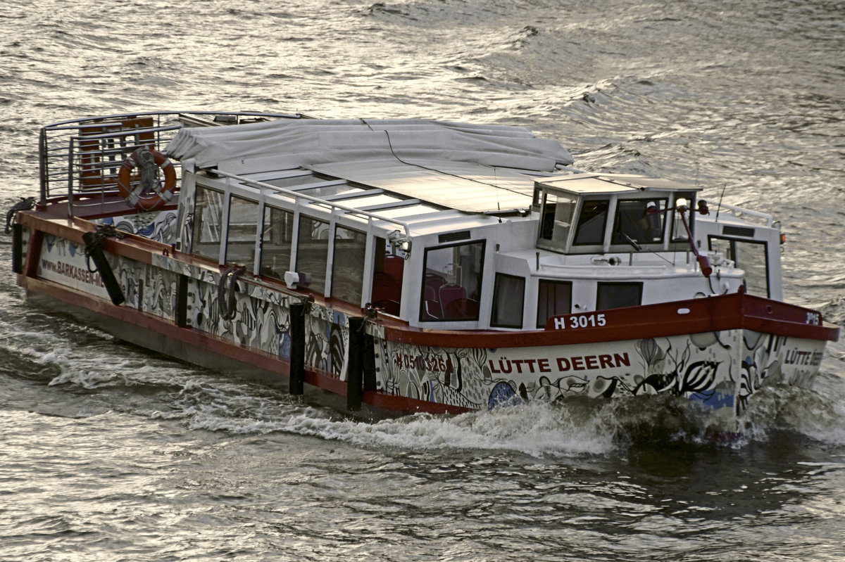 Barkasse LÜTTE DEERN in Hamburg. Aufnahme vom 06.05.2017. Baujahr 1930, 15 m Länge, 4 m Breite