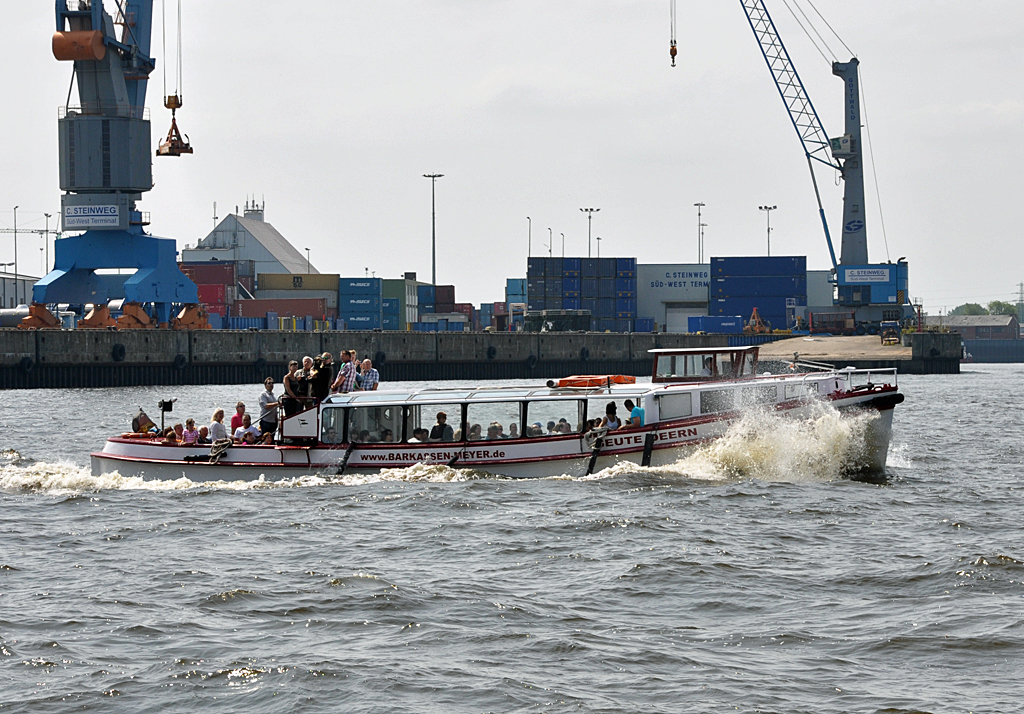 Barkasse  Seute Deern  auf der Elbe bei einer Hafenrundfahrt, querab der Hafen City Hamburg - 13.07.2013