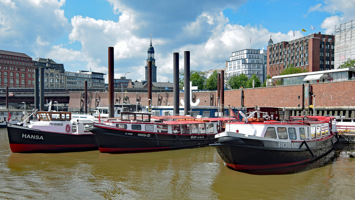 Barkassen - darunter BUENOS AIRES und HANSA III (H 3488) - am 26.05.2020 im Hafen von Hamburg