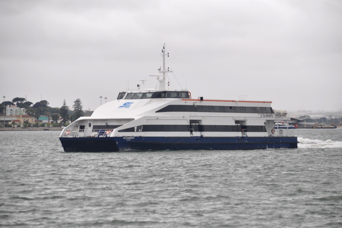 BARREIRO (Distrikt Setúbal), 26.04.2014, Fährschiff Gil Vicente von Lisboa-Terreiro do Paço beim Einlaufen in das Fährterminal 