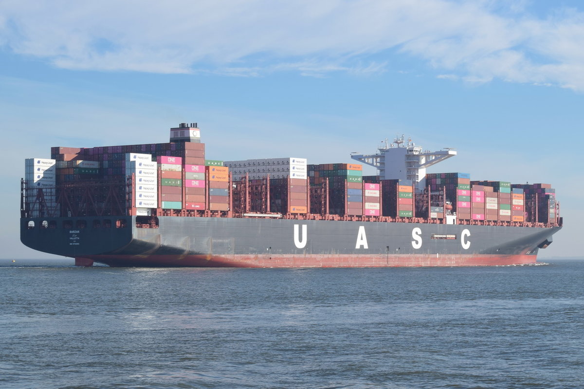 BARZAN , Containerschiff , IMO 9708851 , Baujahr 2015 , 400 × 58.6m , 19870 TEU , 07.11.2018 Alte Liebe Cuxhaven