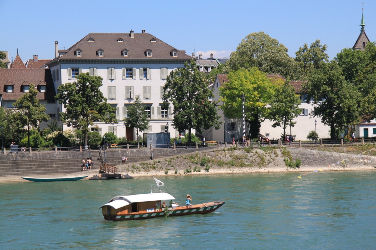 Basel, Münsterfähre  Leu  überquert den Rhein am Führungsseil.30.06.15