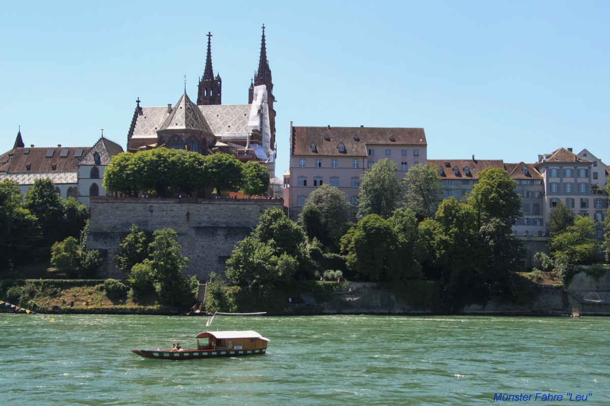 Basel, Münsterfähre  Leu (auch Gierseilfähre genannt)überquert den Rhein am Führungsseil.30.06.15