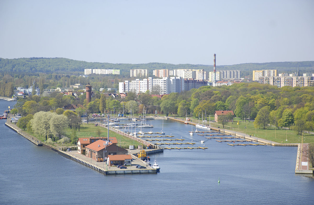 Basen Polnochny in Świnoujście von Laternia morska (Leuchtturm Swinemünde) aus gesehen. Aufnahme: 7. Mai 2016.