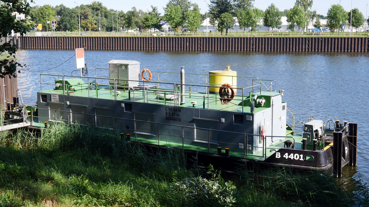 Bauhüttenschiff B 4401, GDWS Magdeburg, WSA Lauenburg, ENI 05044010 liegt im oberen Schleusenkanal Geesthacht; 27.07.2018
