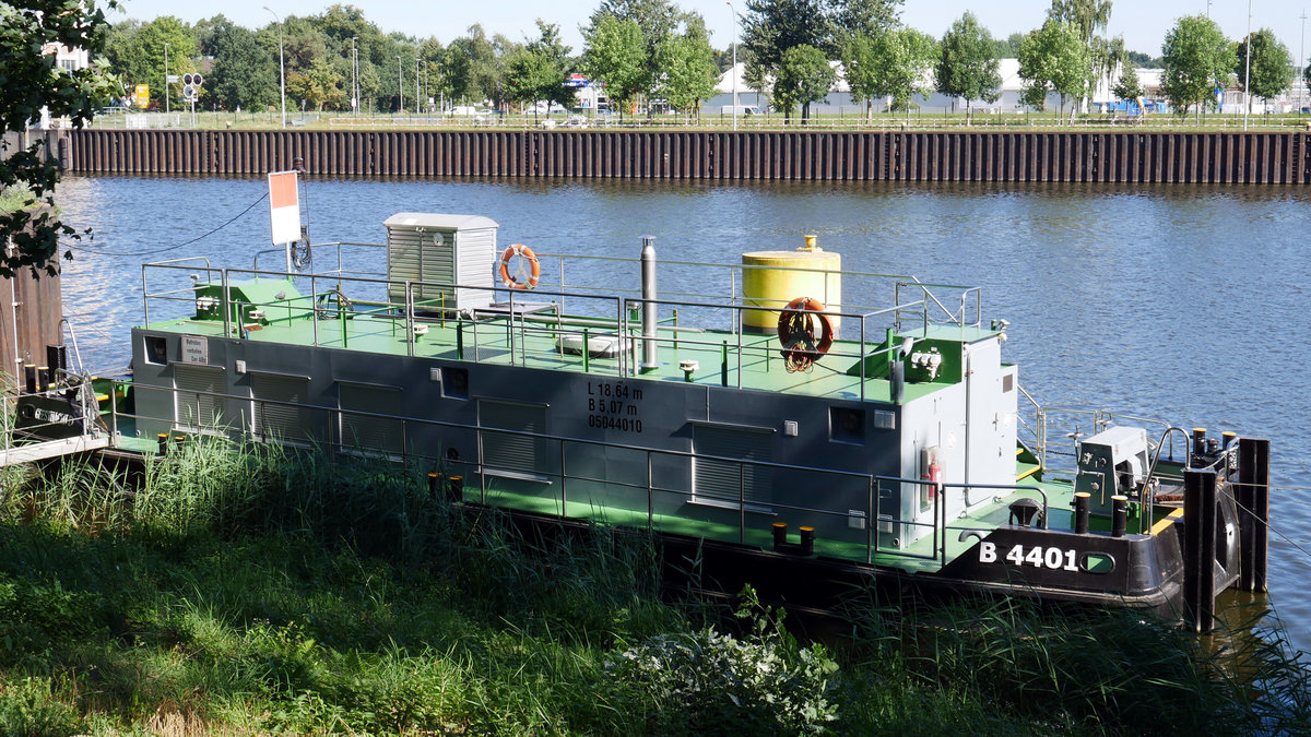 Bauhüttenschiff B 4401, GDWS Magdeburg, WSA Lauenburg, ENI 05044010 liegt im oberen Schleusenkanal Geesthacht; 27.07.2018
