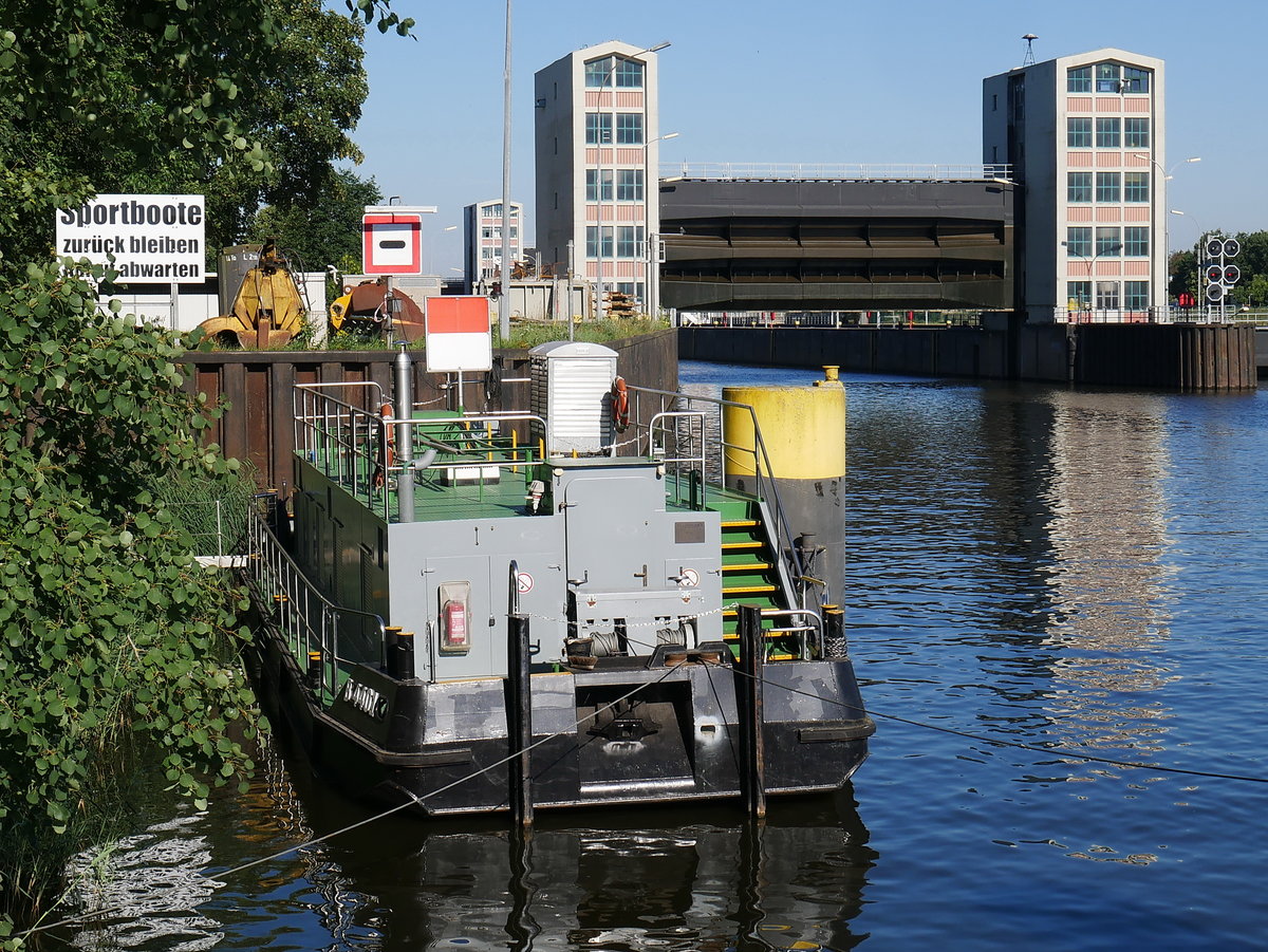 Bauhüttenschiff B 4401, GDWS Magdeburg, WSA Lauenburg, ENI 05044010 liegt im oberen Schleusenkanal Geesthacht; 27.07.2018
