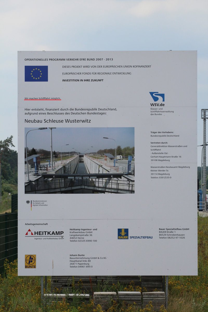 Bauschild für die neue Kammer Schleuse Wusterwitz. Die Kammer ist seit Jahren fertiggestellt , kann aber auf Grund von Problemen mit dem Beton scheinbar nicht in Betrieb genommen werden. Interessante Artikel sind im Netz zu finden. 28.06.2017