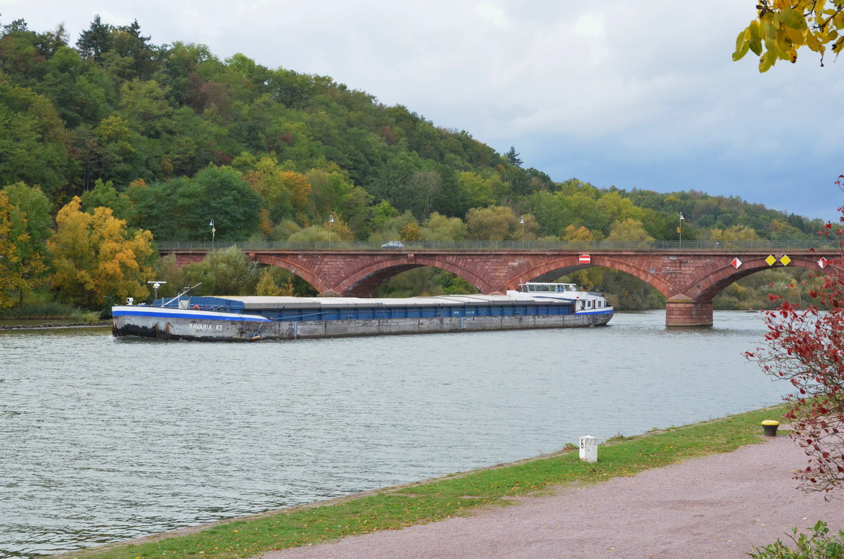 Bavaria 83 Frachtschiff Heimat hafen : Bamberg. Auf dem Main bei Marktheidenfeld im Hintergrund die alte Mainbrcke viertlteste Brcke am bayerischen Main aus mchtigen Sandsteinquadern erbaut. Im Januar 1846 wurde sie dem Verkehr bergeben. Am 19.10.16 wurde sie mit Schiff abgelichtet. 