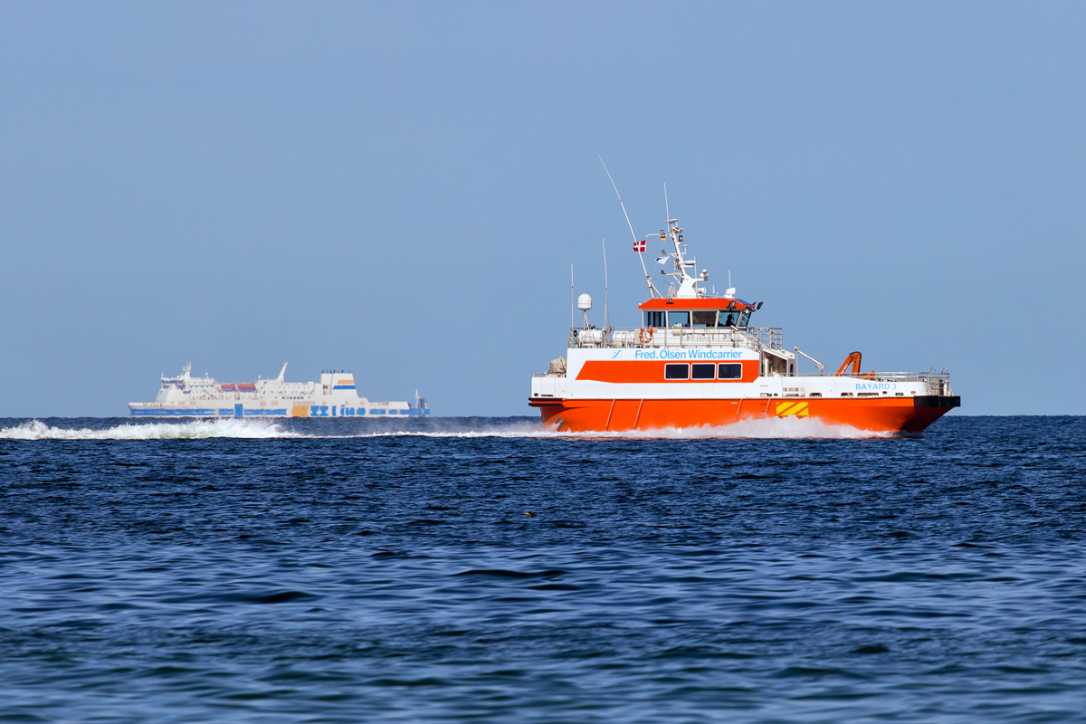 BAYARD 3 vor Rügen, im Hintergrund eine Fähre der TT LINE. - 06.07.2017
