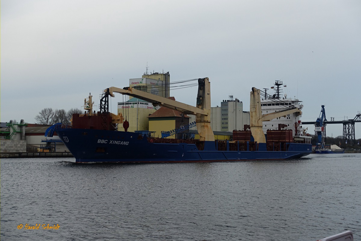 BBC-XINGANG (IMO 9508483)am 10.4.2023 auf dem NOK Höhe Hafen Rendsburg /

Stückgutfrachter (Mehrzweck-Trockenkranträger)  / BRZ  8.255 / Lüa 125,75 m, B 22,32 m, Tg 8 m / 1 Diesel, MaK 7M43C, 6.300 kW, (8.568 PS), 16,7 kn / 660 TEU, davon 60 Reefer / 2x NMF-Krane - SWL jeweils 350 t Tragfähigkeit,  700 t Tragfähigkeit kombiniert, an Backbord gelegen / gebaut 2013 bei Xingang Schiffbau, Tianjin, China / Eigner: Briese Schiffahrts GmbH & Co. KG, Operator: BBC Chartering GmbH, Leer / Deutschland, Flagge: Antigua & Barbuda, Heimathafen: St. John's /
