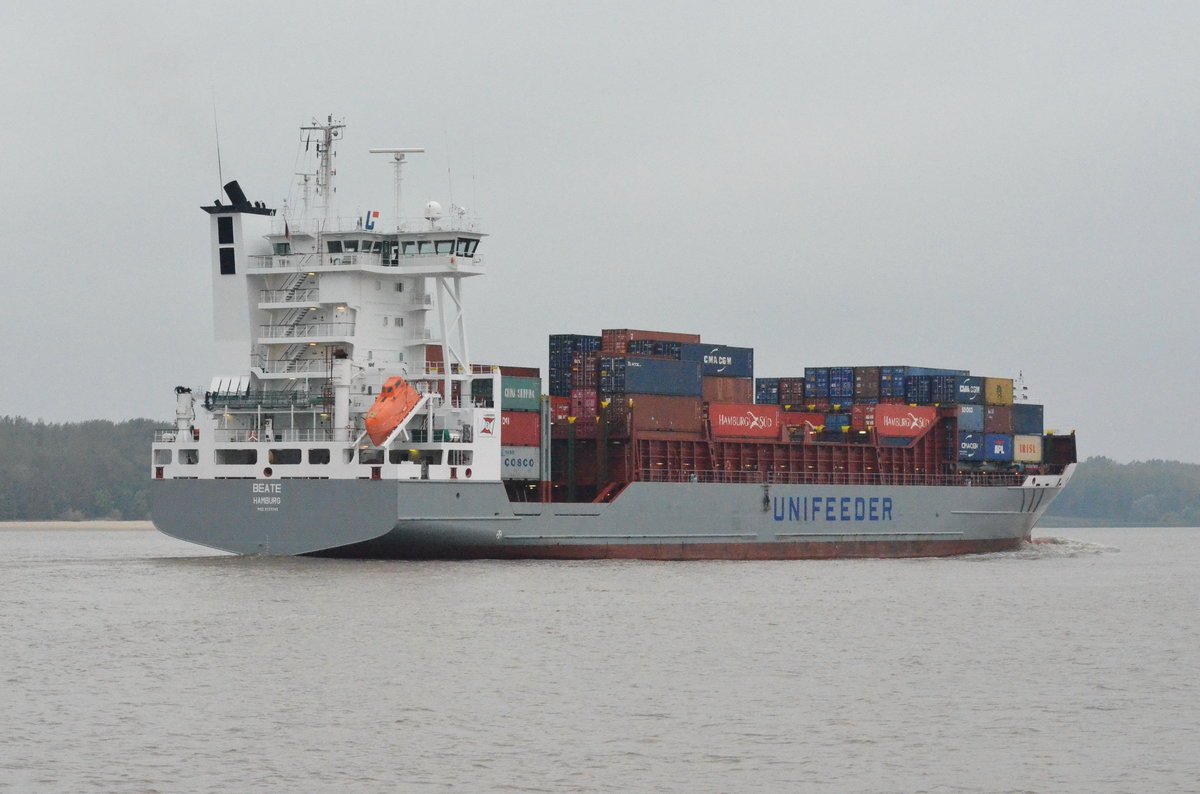 Beate, Container Unifeeder Schiff, Heimathafen Hamburg. IMO: 9333345. Am 26.09.17 auslaufend bei Wedel.