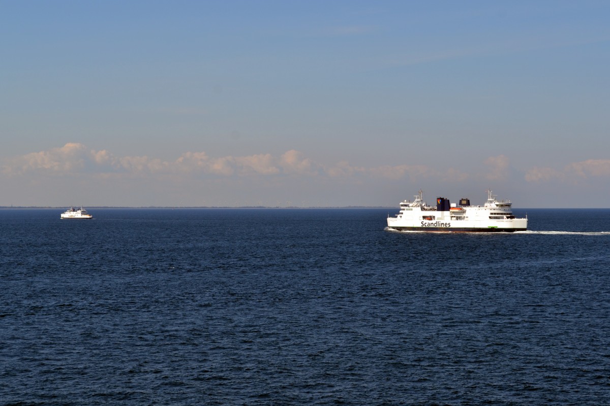 Begegnung auf dem Fehmarnbelt. Scandlines-Fähre Schleswig-Holstein (rechts) auf dem Weg nach Rödby Havn (DK) und Scandlines-Gefahrgut-Fähre Holger Danske (links) auf dem Weg nach Puttgarden. 03.05.2014.