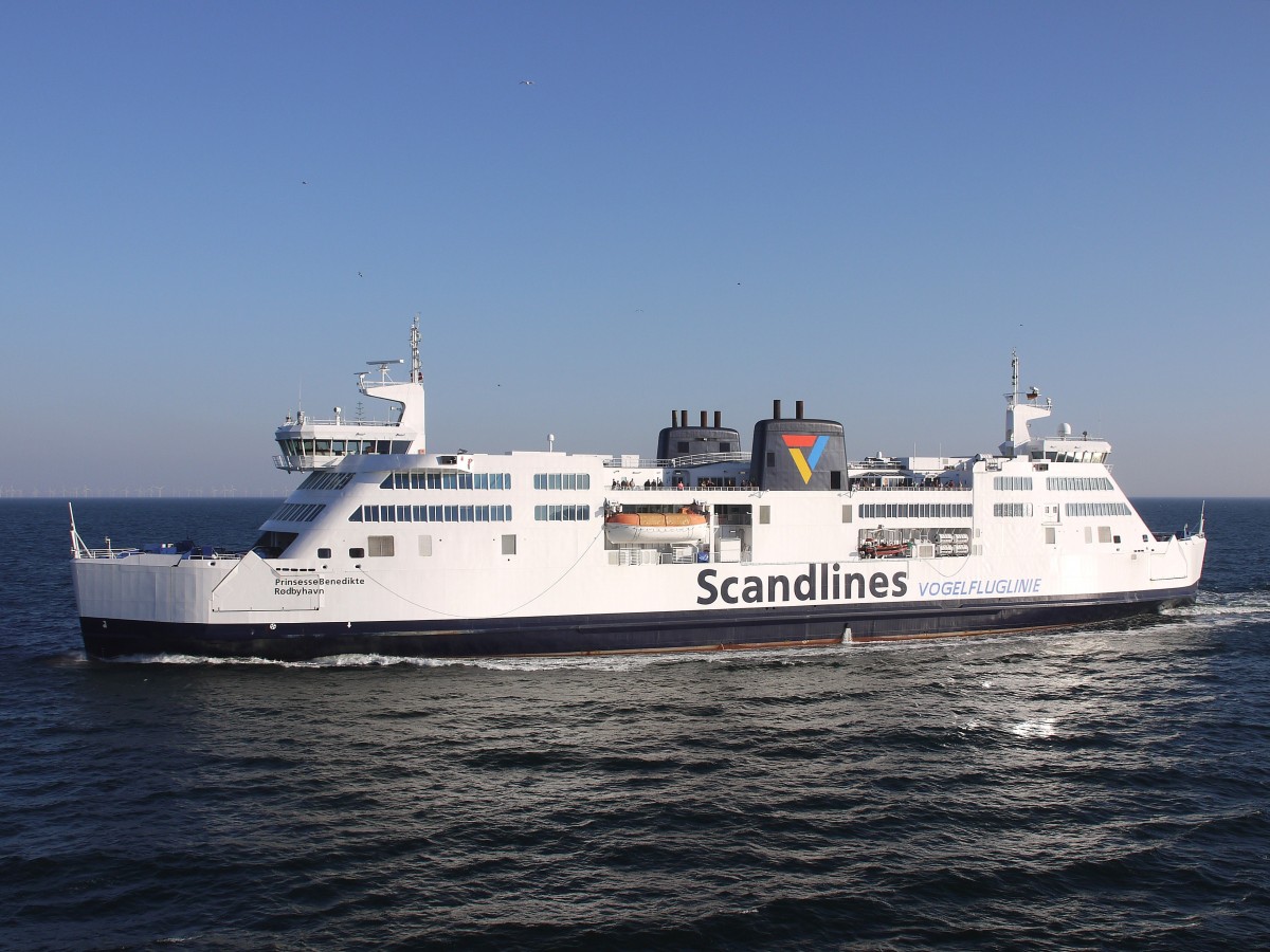 Begegnung der Scandlines-Fhre Prinsesse Benedikte, Rodbyhavn; VOGELFLUGLINIE; 06.09.2013
