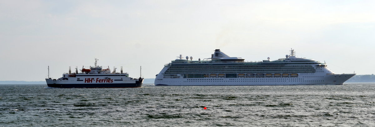 Begenung im Öresund. M/F Mercandia IV der HH-Ferries Richtung Helsingborg und die Serenade Of The Seas Richtung Kattegat am 22.05.2016.