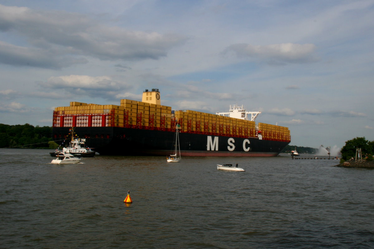 Begleitet von Feuerwehrbooten, Barkassen, Sportbooten und gezogen von geschmückten Schleppern nähert sich die  MSC Zoe  den Waltershofer Hafen, wo 4800 Container umgeschlagen werden sollen. Finkenwerder, 01.08.2015