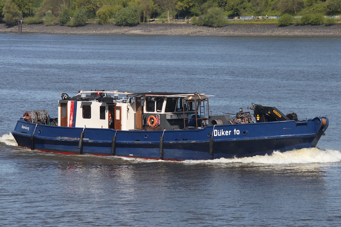 Beh�rdenschiff D�KER TO (H 9010); Eigner/Betreiber: HPA; Datum: 29.04.2026; Aufnahmeort: Elbe/Hafen Hamburg, Deutschland. (Internat. Suchbegriff DUEKER TO )