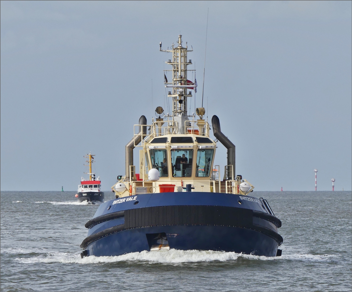 Bei der „Dicke Pötte Tour” auf der Weser mit dem Ausflugsschiff MS  Geestemünde  war diesmal viel los auf der Weser nahe Bremerhaven, im Bild der Schlepper SVITZER VALE der gerade von eienm Einsatz zurück kommt und gleich an uns vorbei fahren wird.