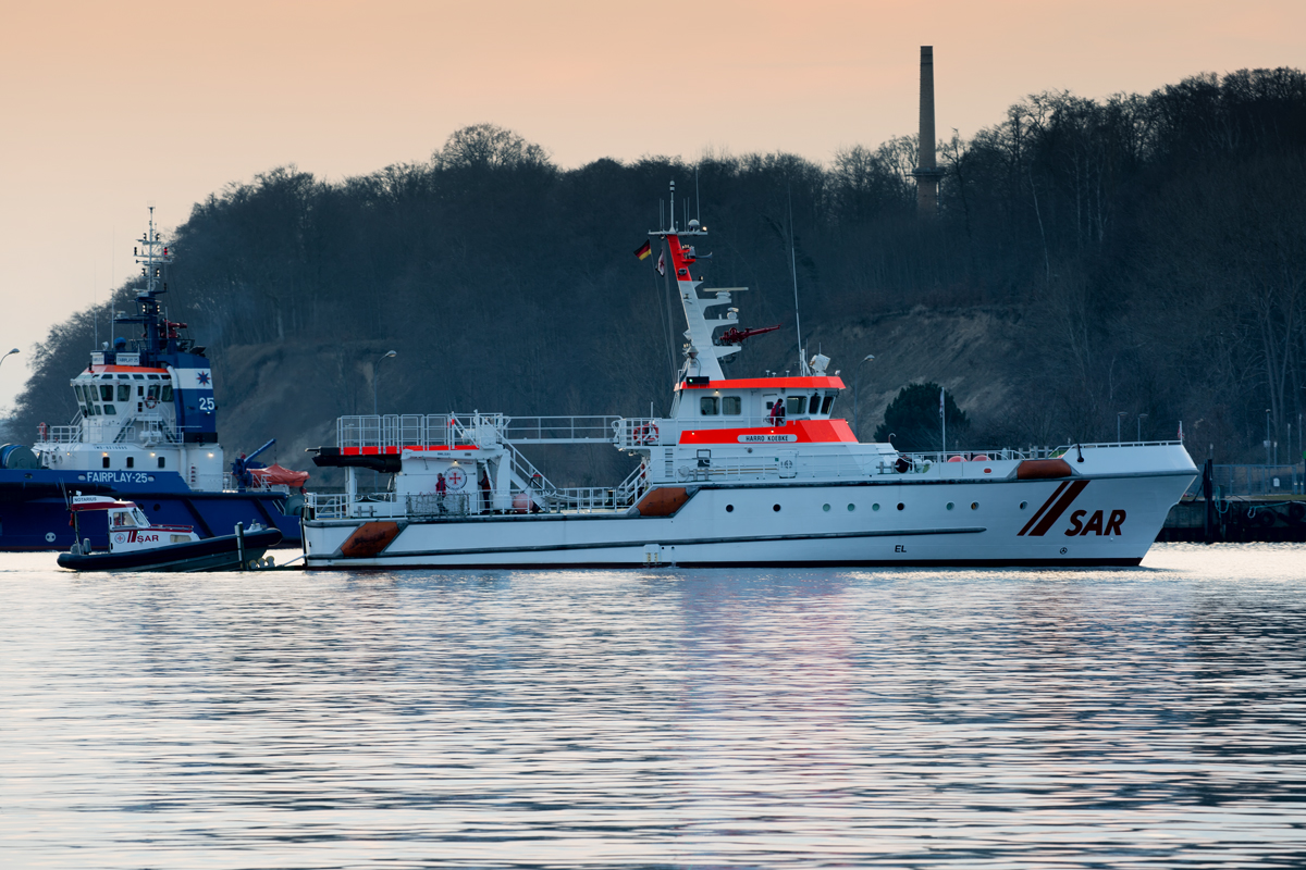 Bei abendlichem Gegenlicht nimmt der Seenotrettungskreuzer HARRO KOEBKE das Tochterboot NOTARIUS auf. - 21.02.2017
