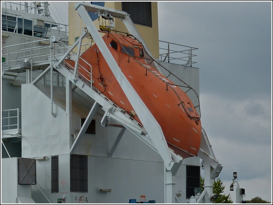 Bei allen greren Seefrachtschiffen sieht man am Heck solche Rettungsschiffe.
Im Falle eines zwischenfalles auf hoher See, ermglicht es der Manschaft eine berlebenschance von mehrern Tagen, es hat Nahrung an Bord und ist ebenso mit einem GPS Sender ausgestattet, um ein schnelleres Auffinden zu garantieren.  Aufgenommen am 18.09.2013. 