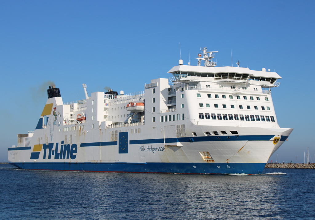 Bei bestem Wetter kam die TT-Line Fähre NILS HOLGERSSON auf ihrem Seeweg von Trelleborg nach Rostock-Überseehafen in Warnemünde rein.29.10.2021